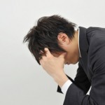 お金が借りられなくて頭を抱える