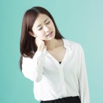 困った顔をする若い女性