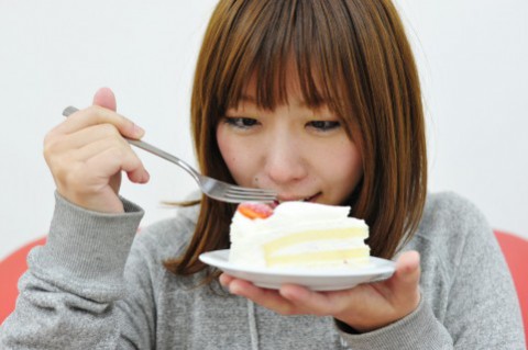 ケーキを食べる若い女性-借金生活脱出日記
