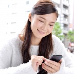 スマホを見る若い女性
