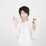 スマホを見て何かをしようとしている男性