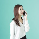 スマホで話す女性-借金生活脱出日記