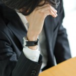 借金で頭を抱えるサラリーマン