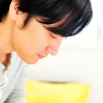 お金の悩みを持つ男性