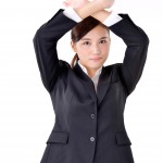 No!のサインをする若い女性