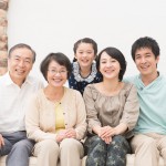 三世代家族で笑っている